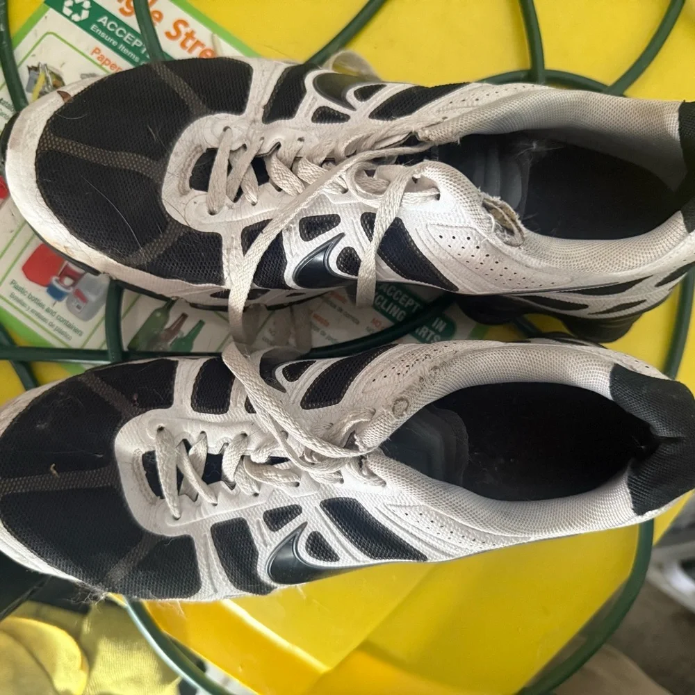 Nike Shox White and Black in good shape size 11